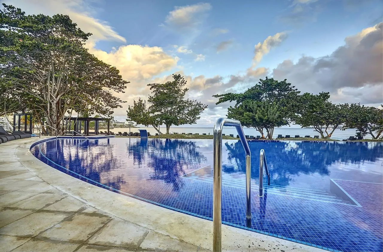 Royalton Negril, An Autograph Collection All-Inclusive Resort  Негрил